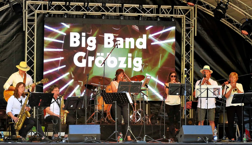 Am Samstagnachmittag gab es ein buntes Bühnenprogramm, unter anderem mit der Big Band Gröbzig.