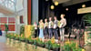 Bei der feierlichen Verleihung des Abiturs erhalten insgesamt 37 Schülerinnen und Schüler in der Aula des Gymnaiums in Jessen ihr Zeugnis. Von links: Schulleiterin Ute Simon und Stellvertreter Sebastian Präger sowie Rucy Grunenberg, Konrad Schulze, Max Petrik, Arne Bergholz und Hannes Auch. 