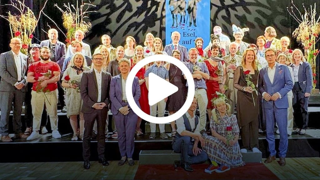 Strahlende Gewinner und Initiatoren: Das Gruppenbild zum Abschluss der Gala gehört zum Esel wie der Müllersbursche.