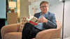 Tadeusz Dabrowski liest im Theatersaal der Ascherslebener Kreativwerkstatt aus seinem Buch „Die Bäume spielen Wald“. 