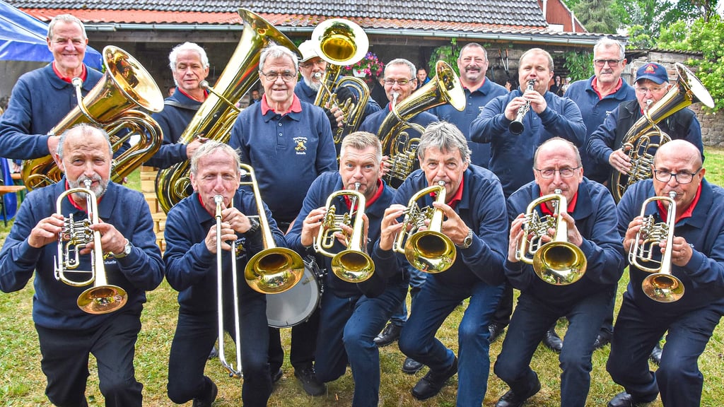 Seit 1960 spielt die Blaskapelle Satuelle den Soundtrack des Dorflebens – voller Herz, Humor und Harmonie. Sichtlich viel Spaß hatten die Musiker bei einem Auftritt in Calvörde.