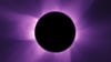 Auf diesem Foto ist die künstlich eingefärbte, innere Sonnenkorona zu sehen.