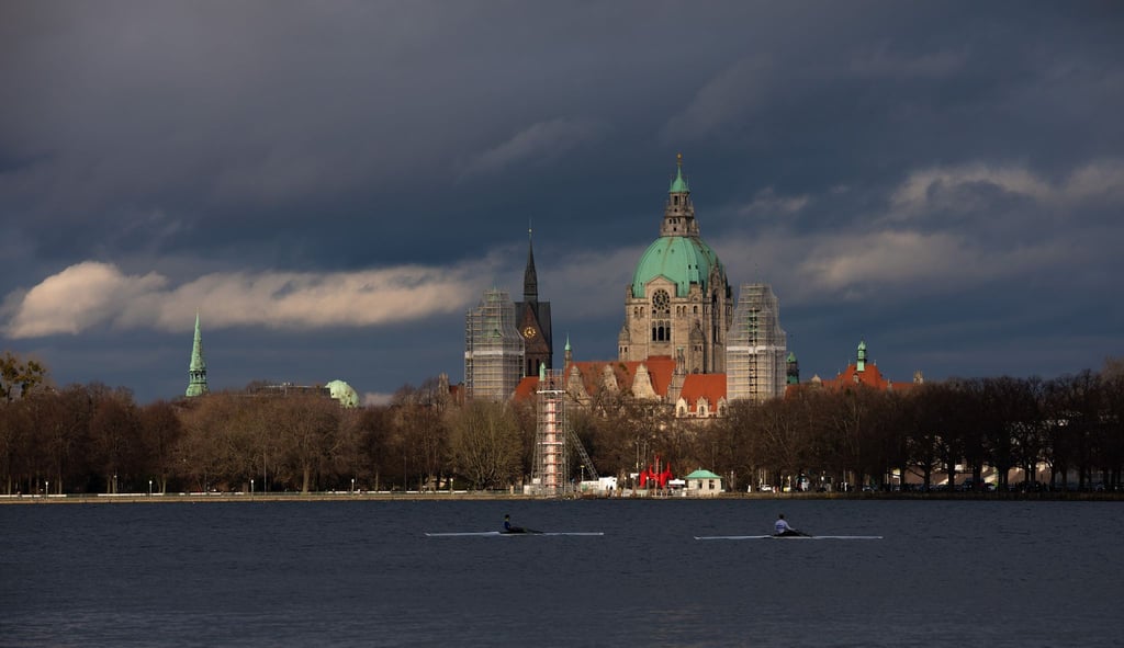 Zum Wochenstart soll es in Niedersachsen zunächst Wolken geben. (Symbolbild)