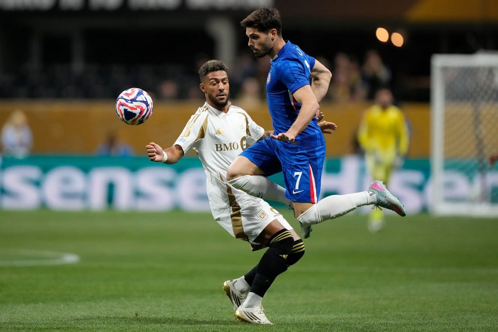 Chelseas Torschütze Pedro Neto (r) in Aktion.