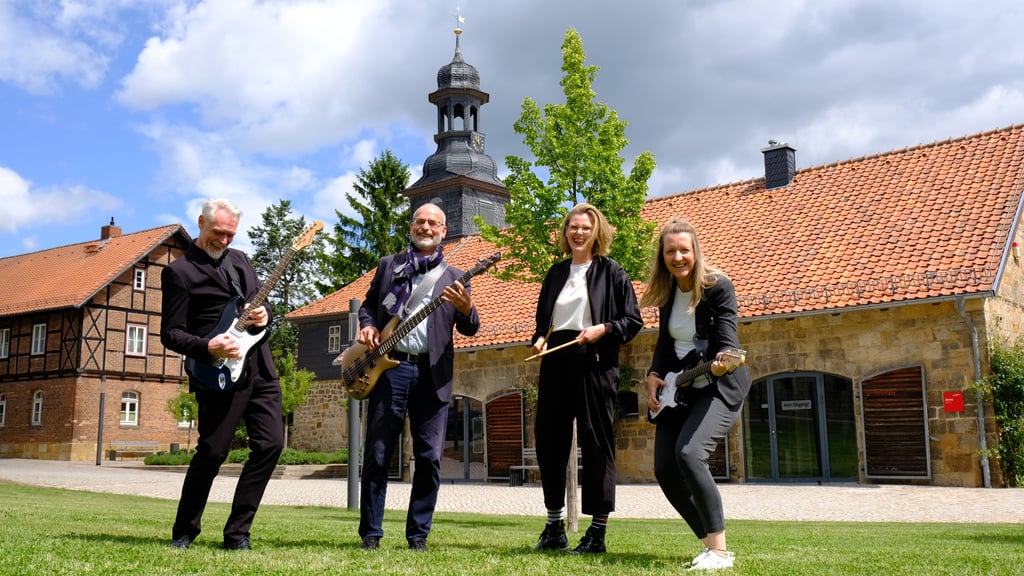 Stimmen sich schon aufs Michaelstein Klosterfest ein: Thomas Helmuth (links) und Jessica Lewrick (rechts) von der Mediengruppe Magdeburg sowie Peter Grunwald und Susanne Dressler von der Landesmusikakademie im Kloster Michaelstein.