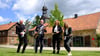 Stimmen sich schon aufs Michaelstein Klosterfest ein: Thomas Helmuth (links) und Jessica Lewrick (rechts) von der Mediengruppe Magdeburg sowie Peter Grunwald und Susanne Dressler von der Landesmusikakademie im Kloster Michaelstein.