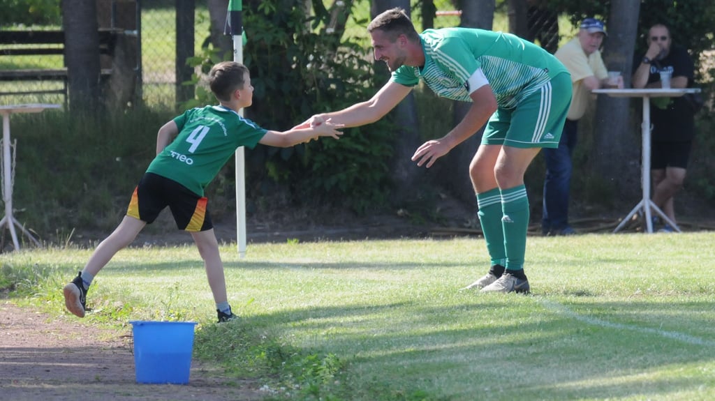 Jubel mit dem Nachwuchs: Kevin Hartmann(r.) klatschte nach seinem vorerst letzten Tor für den SV Wolmirsleben/Unseburg/Tarthun mit seinem Sohn ab. Er wechselt zurück zum SV 09 Staßfurt.