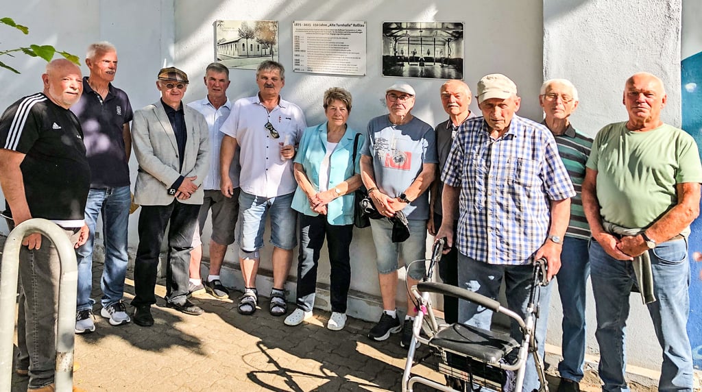 Einweihung vorigen Freitag: 150 Jahre nach ihrer Eröffnung 1875 erinnern jetzt Gedenktafeln an die Geschicht der Alten Turnhalle in Roßlau.