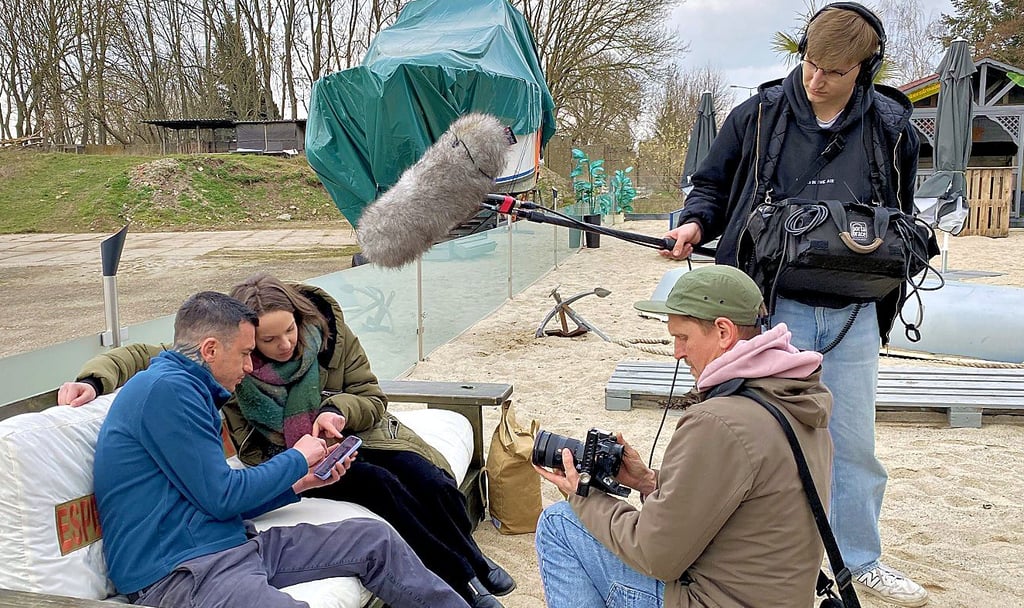 Hafenbar-Betreiber Benjamin Böhme (linkls) berichtete im Frühjahr einem Fernseh-Team um Redakteurin Anika Tietze von den Ereignissen rund um die Messerattacke an der Hafenstraße.