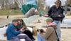 Hafenbar-Betreiber Benjamin Böhme (linkls) berichtete im Frühjahr  einem Fernseh-Team um Redakteurin Anika Tietze von den Ereignissen rund um die Messerattacke an der Hafenstraße.