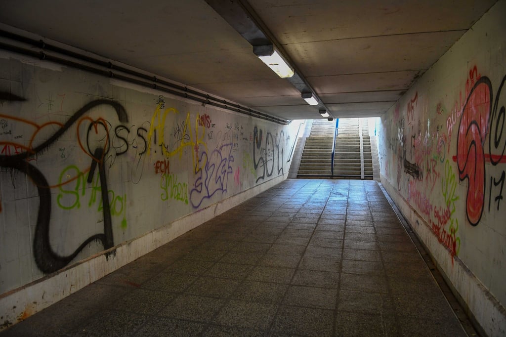 Die Unterführung in Roßlau, in der 2019 vier Neonazis überfallen worden waren. Nun hat die Bundesanwaltschaft zwei Verdächtige wegen versuchten Mordes angeklagt.