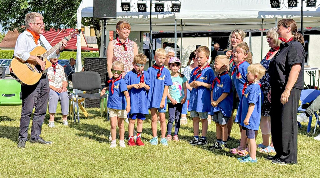 Die Mädchen und Jungen der Hakeborner Kindertagesstätte „Märchenland" erfreuten die Gäste zusammen mit Pfarrer Wolfgang Löbe und ihren Erzieherinnen mit einem kleinen Programm.