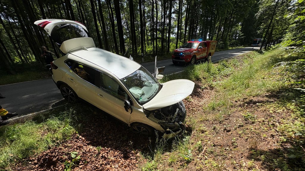 Ein 80-Jähriger ist bei Allrode mit seinem Auto von der Fahrbahn geschleudert und im Graben gelandet.