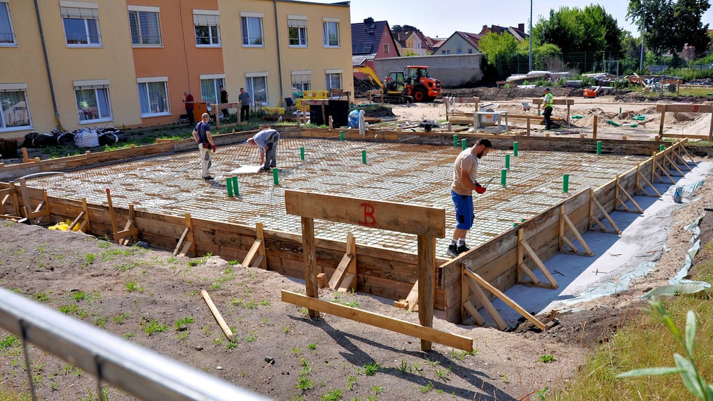 Hinter dem Seniorenzentrum am Werder sind derzeit Baurbeiter im Einsatz.