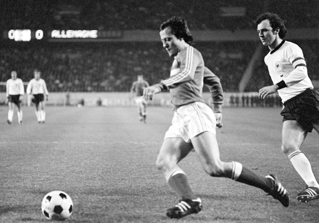 Bernard Lacombe (l) starb nach Angaben seines langjährigen Clubs Olympique Lyon.