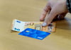 In Sachsen-Anhalt können Asylbewerber mit der Bezahlkarte maximal 50 Euro im Monat abheben.
