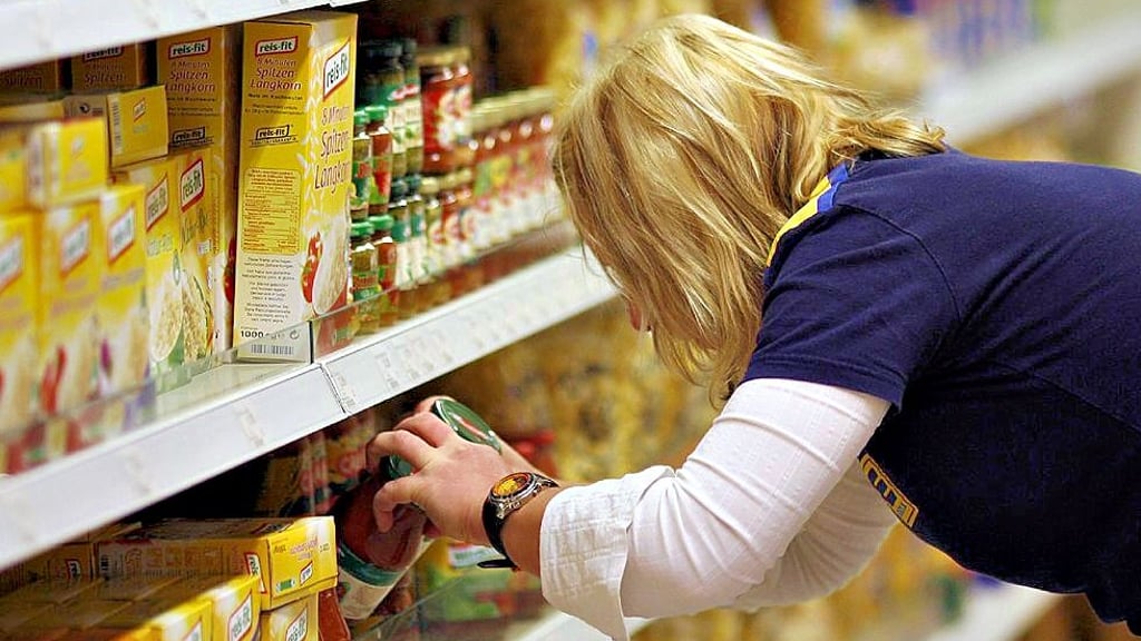 Ein Ferienjob im Handel bedeutet: Regale auffüllen und Waren auspacken.