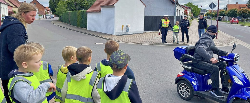 Die Vorschulkinder üben in Grieben (Tangerhütte) gemeinsam mit der Polizei das richtige Verhalten auf dem Schulweg.