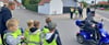 Die Vorschulkinder üben in Grieben (Tangerhütte) gemeinsam mit der Polizei das richtige Verhalten auf dem Schulweg.