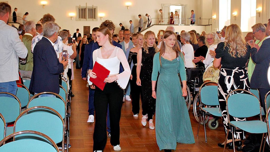 Zum Auftakt der Feierstunde liefen die Jugendweihlinge in den Katharina-Saal der Zerbster Stadthalle ein.