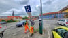 Auf dem seit Montag geschlossenen Parkplatz An der Darre werden die Hinweisschilder für das Parken abgebaut. Einige Falschparker gibt es noch.