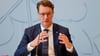 Nordrhein-Westfalens Ministerpräsident Hendrik Wüst (CDU) verlangt angesichts der erwarteten Steuerausfälle für Länder und Kommunen durch das geplante Investitionspaket des Bundes Kompensationen.