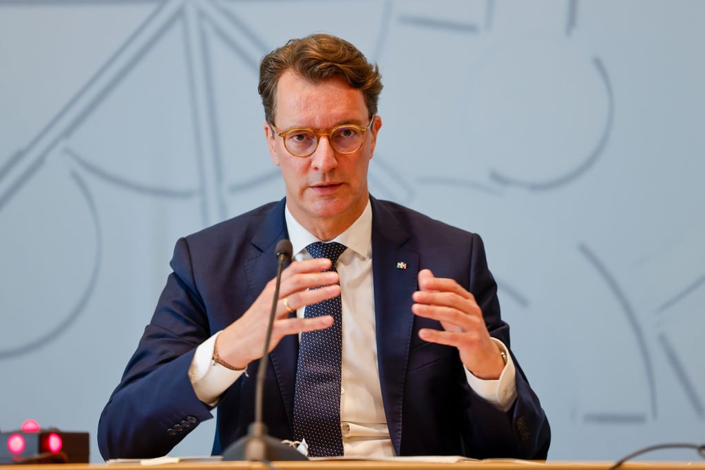 Nordrhein-Westfalens Ministerpräsident Hendrik Wüst (CDU) verlangt angesichts der erwarteten Steuerausfälle für Länder und Kommunen durch das geplante Investitionspaket des Bundes Kompensationen.