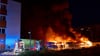 Fast 100 Einsatzkräfte sind bei der Brandbekämpfung zum Einsatz gekommen.