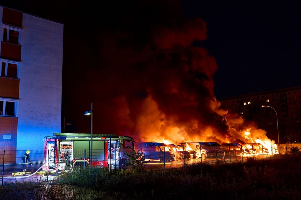 Fast 100 Einsatzkräfte sind bei der Brandbekämpfung zum Einsatz gekommen.