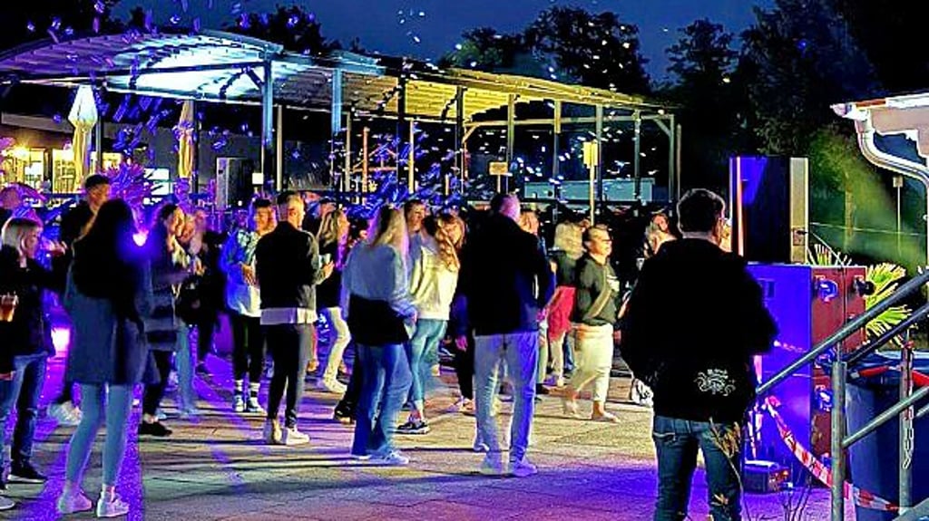 Party im Waldbad Dessau - doch mindestens ein Nachbar stört sich an den abendlichen Feiern - trotz Genehmigung.