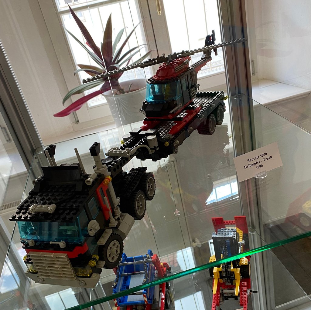 OP ruft „Dr. Winkler“! Mit dem Helikopter aus dem Bausatz 5590 von 1990 spielte der „Volksstimme“-Reporter in seiner Kindheit Rettungshubschrauber-Pilot. Sein Bruder Simon verunglückte mit der weiß-blau-roten Zugmaschine Team 5580.