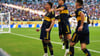 Rodrigo Battaglia (l) jubelt nach seinem Treffer für die Boca Juniors.