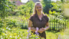 Maria Hinz und ihr Ehemann Klaus-Dieter Hinz möchten im Garten ihres goßen Grundstückes in Gröben einen Landcampus errichten.