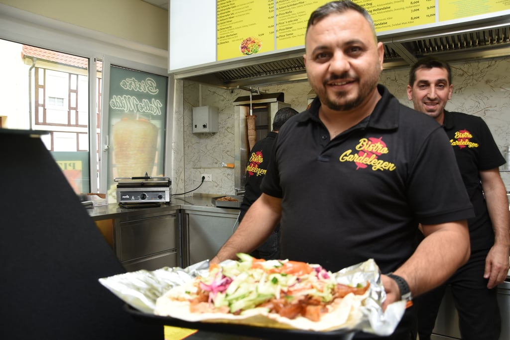 Mustafa Görür, der auch einen Gastronomiebetrieb in Gardelegen führt, in seinem neuen Bistro in Kalbe.