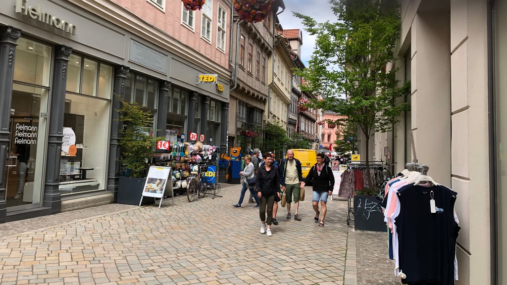 Wo und wie geworben, Ware vor dem Geschäft präsentiert werden darf, das soll in der Innenstadt von Quedlinburg - hier die Steinbrücke - genauer geregelt werden.