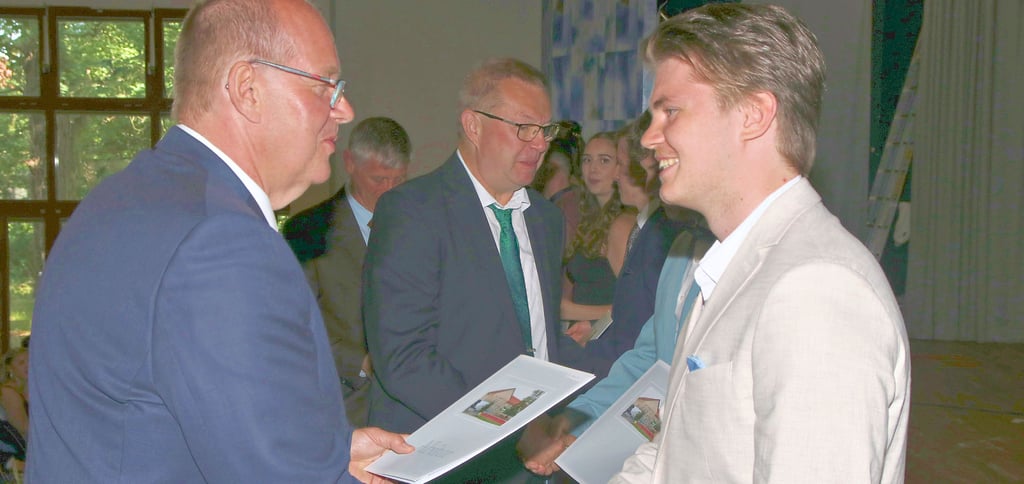 Schulleiter Rolf-Uwe Friederichs überreicht hier Nico Janich das Abiturzeugnis als einem von insgesamt 55 Abiturienten des Jahrgangs am Schillergymnasium von Calbe.