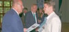 Schulleiter Rolf-Uwe Friederichs überreicht hier Nico Janich das Abiturzeugnis als einem von insgesamt 55 Abiturienten des Jahrgangs am Schillergymnasium von Calbe. 