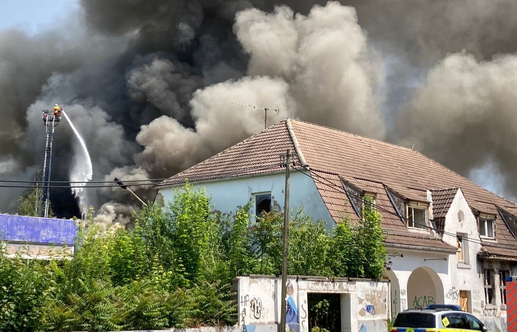 Auf dem alten Schlachthofgelände in Erfurt ist ein Feuer ausgebrochen und Rauch steigt in den Himmel. Anwohner wurden vor Geruchsbelästigung gewarnt. Polizei und Feuerwehr sind vor Ort.