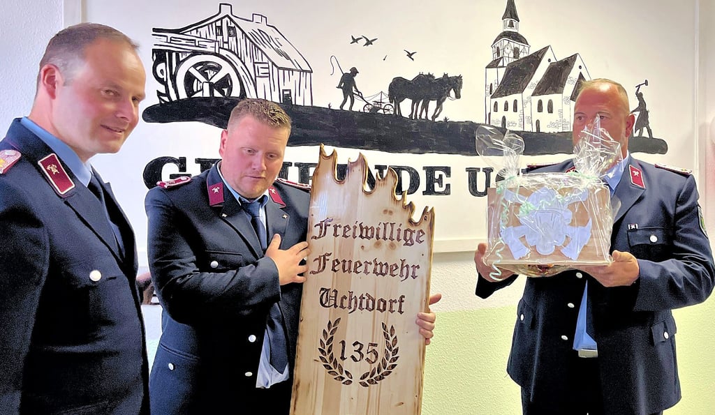 Enrico Mertynink (von rechts) und Erik Oeter aus Jerchel gratulierten mit schmucken Ehrengeschenken. Ortswehrleiter Daniel Paasche nahm sie im Namen aller Kameraden entgegen.