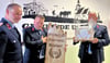 Enrico Mertynink (von rechts) und Erik Oeter aus Jerchel gratulierten mit schmucken Ehrengeschenken. Ortswehrleiter Daniel Paasche nahm sie im Namen aller Kameraden entgegen.