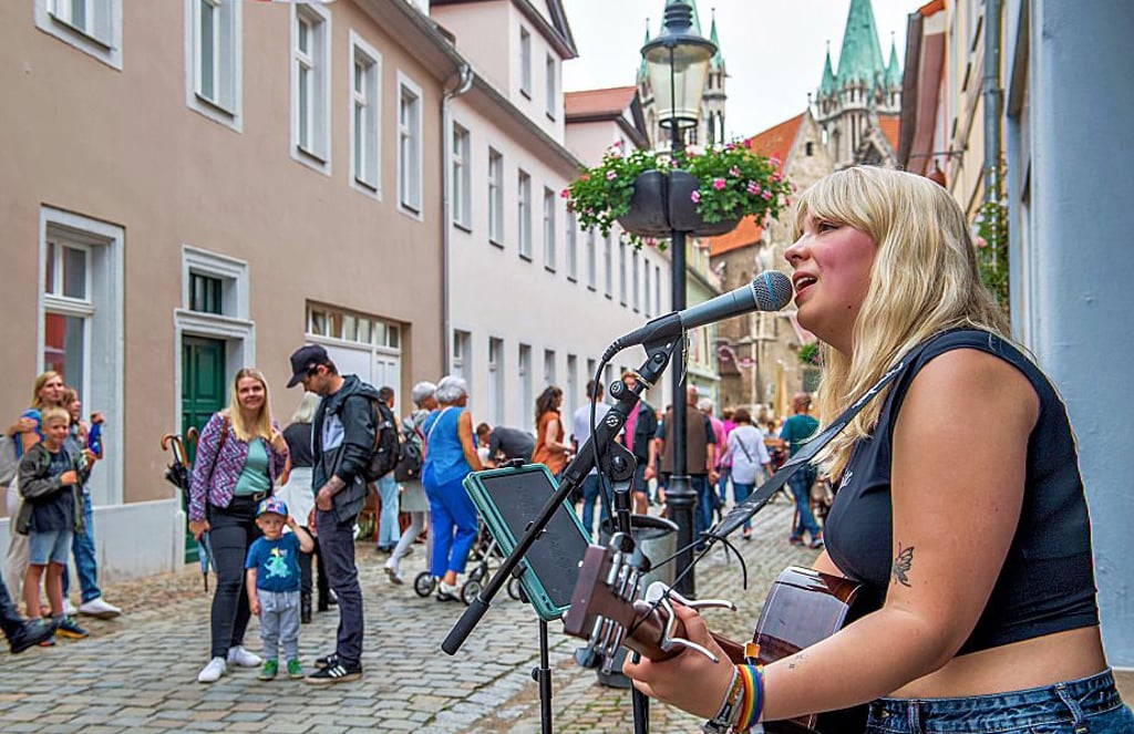 Lilli Schulze aus Naumburg spielte im letzten Jahr am Steinweg ein kleines Konzert zur Fête de la Musique.