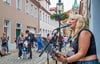 Lilli Schulze aus Naumburg spielte im letzten Jahr am Steinweg ein kleines Konzert zur Fête de la Musique.