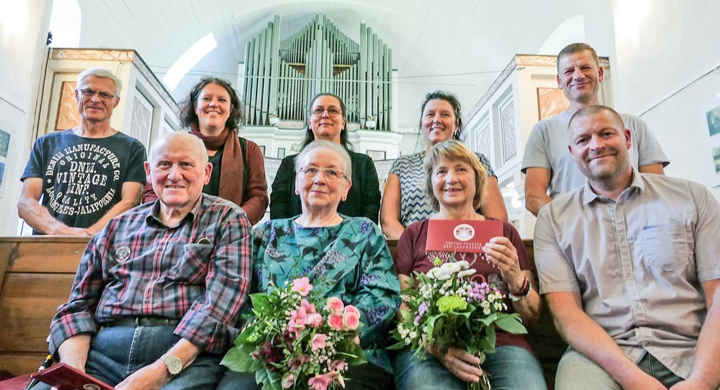 Im Kreis des Vorstandes überreichte Vereinschef Thomas Richter Blumen an Dorothea May, Marlies und Dieter Röder (1. R. v. r.).