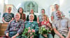 Im Kreis des Vorstandes überreichte Vereinschef Thomas Richter Blumen an Dorothea May, Marlies und Dieter Röder (1. R. v. r.). 