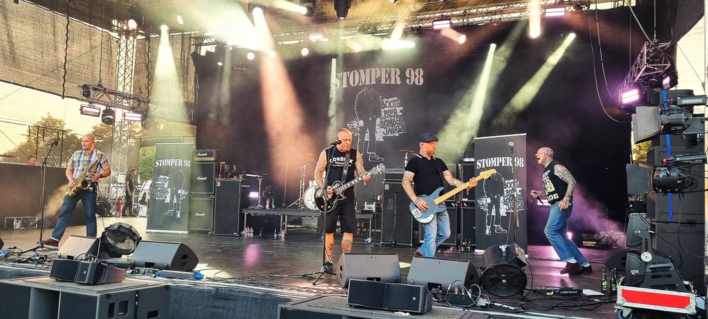 Metal Frenzy 2025: Stomper 98: Streetpunk aus Göttingen gabs am Freitag. Insgesamt 34 Bands rockten an den vierTagen die Bühne.