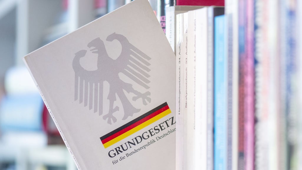 Das Grundgesetz steht für die freiheitlich-demokratische Grundordnung, zu der sich Beamtinnen und Beamte verpflichten müssen. (Symbolbild)