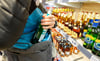 Ähnlich wie auf diesem Symbolfoto wollte ein 44-Jähriger in einem Kiosk in Weißenfels größere Mengen an Ware mitgehen lassen. Er wurde gestellt.