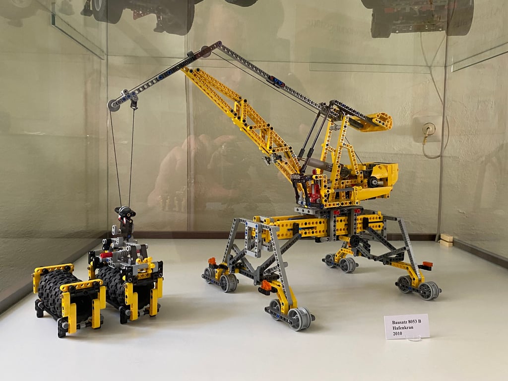 Der Hafenkran 8053 B, ein Lego-Bausatz von 2010.