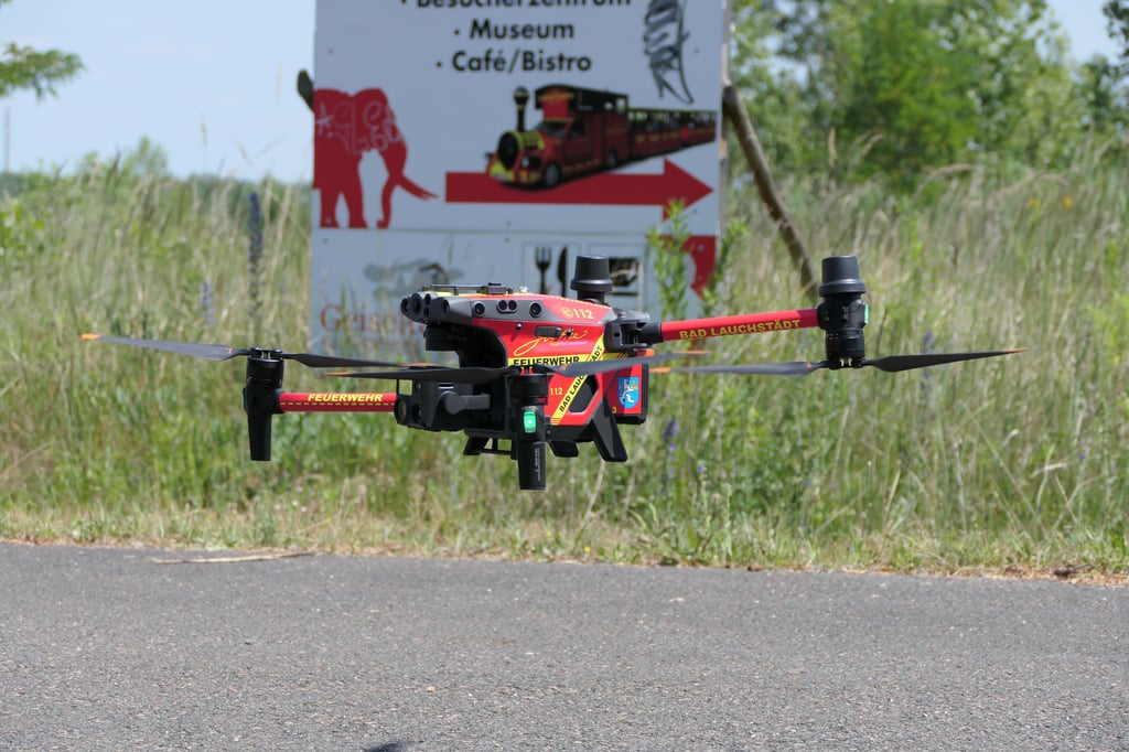 Die Feuerwehr Bad Lauchstädt sucht mit ihren Drohnen in der Nähe der Pfännerhall am Geiseltalsee.