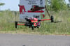 Die Feuerwehr Bad Lauchstädt sucht mit ihren Drohnen in der Nähe der Pfännerhall am Geiseltalsee. 